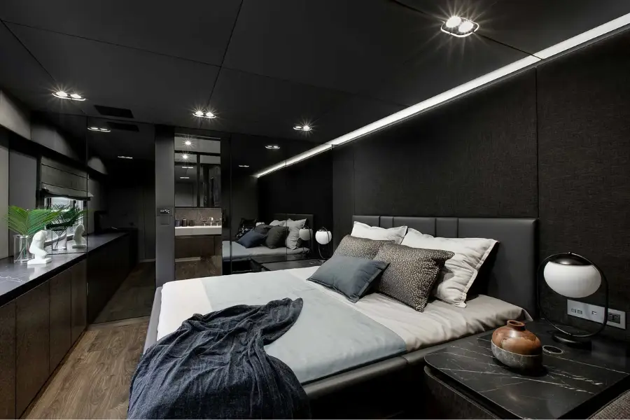 Sunreef 80, cubierta principal — Barcelona Yacht Rental, Barcelona. Espacio de catamarán amplio para tardes tranquilas en Sitges