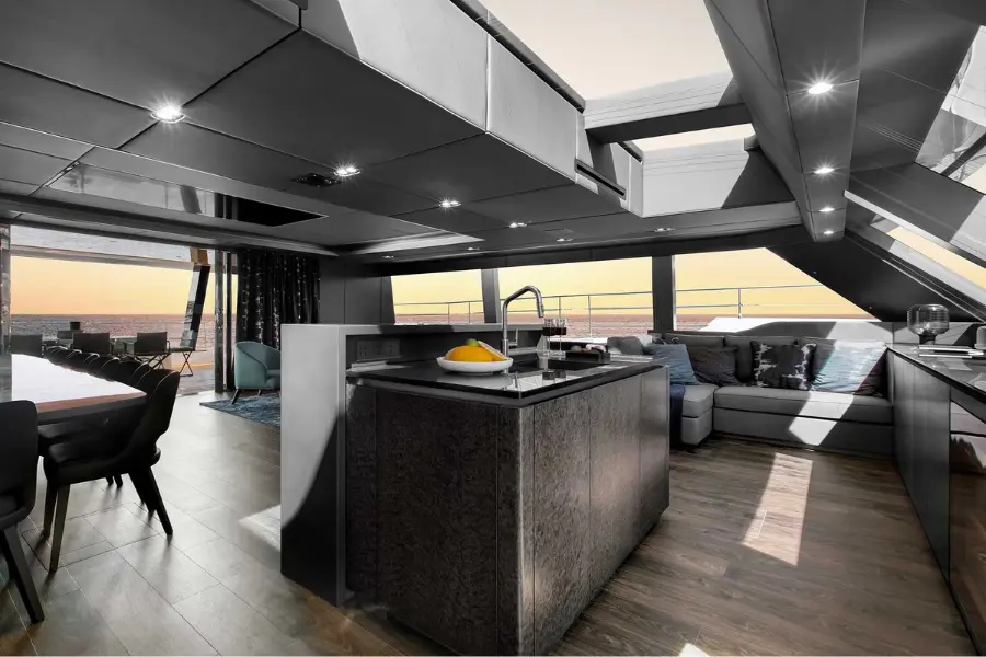Sunreef 80, salón — Barcelona Yacht Rental, Barcelona. Espacio de catamarán amplio para tardes tranquilas en Sitges