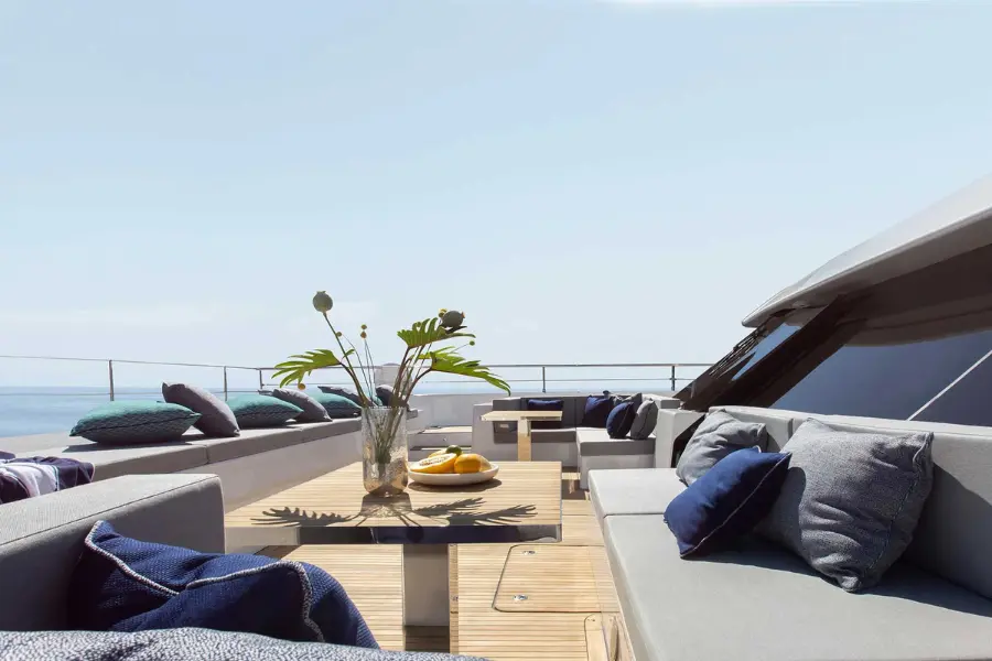 Sunreef 80, flybridge — Barcelona Yacht Rental, Barcelona. Espacio de catamarán amplio para tardes tranquilas en Sitges