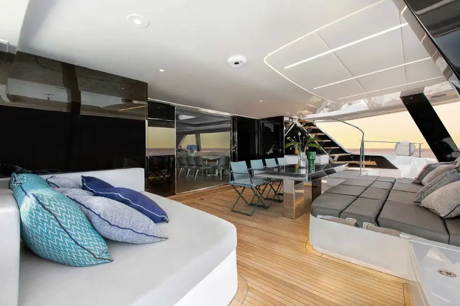 Sunreef 80, exterior — Barcelona Yacht Rental, Barcelona. Espacio de catamarán amplio para tardes tranquilas en Sitges