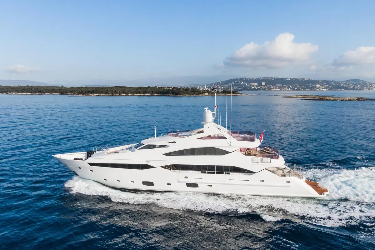 Thumper, exterior — Barcelona Yacht Rental, Barcelona. 40 metros de velocidad rumbo a Sitges