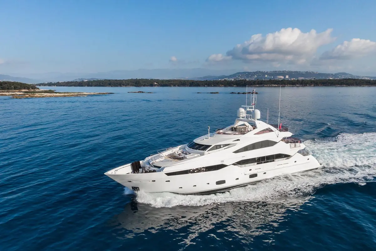 Thumper, cubierta principal — Barcelona Yacht Rental, Barcelona. 40 metros de velocidad rumbo a Sitges