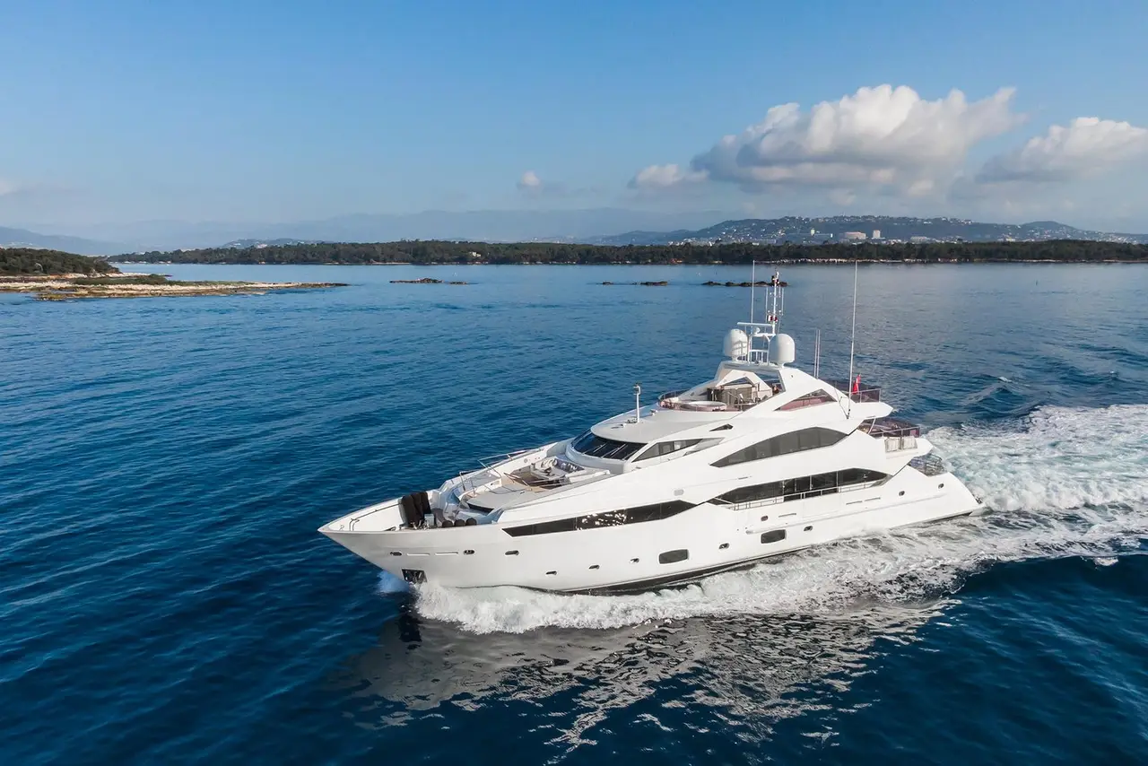 Thumper, cubierta principal — Barcelona Yacht Rental, Barcelona. 40 metros de velocidad rumbo a Sitges