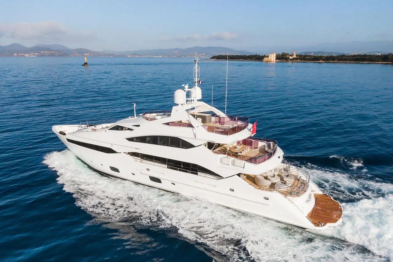 Thumper, cubierta de popa — Barcelona Yacht Rental, Barcelona. 40 metros de velocidad rumbo a Sitges