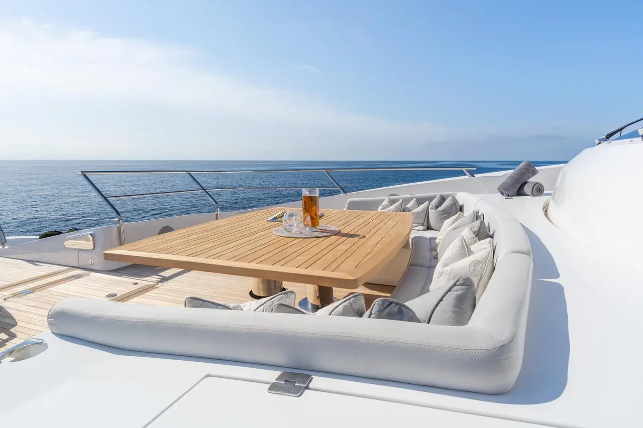 Thumper, camarote principal — Barcelona Yacht Rental, Barcelona. 40 metros de velocidad rumbo a Sitges