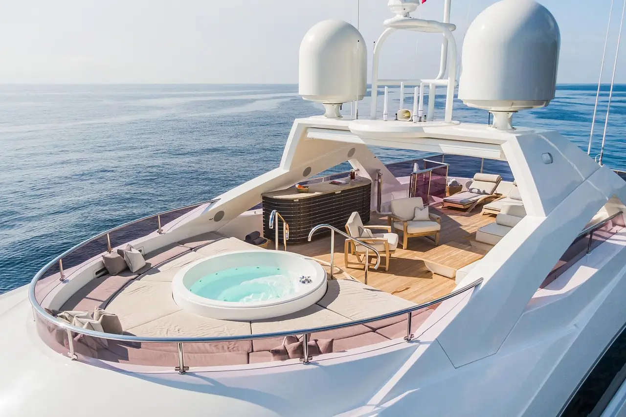 Thumper, flybridge — Barcelona Yacht Rental, Barcelona. 40 metros de velocidad rumbo a Sitges