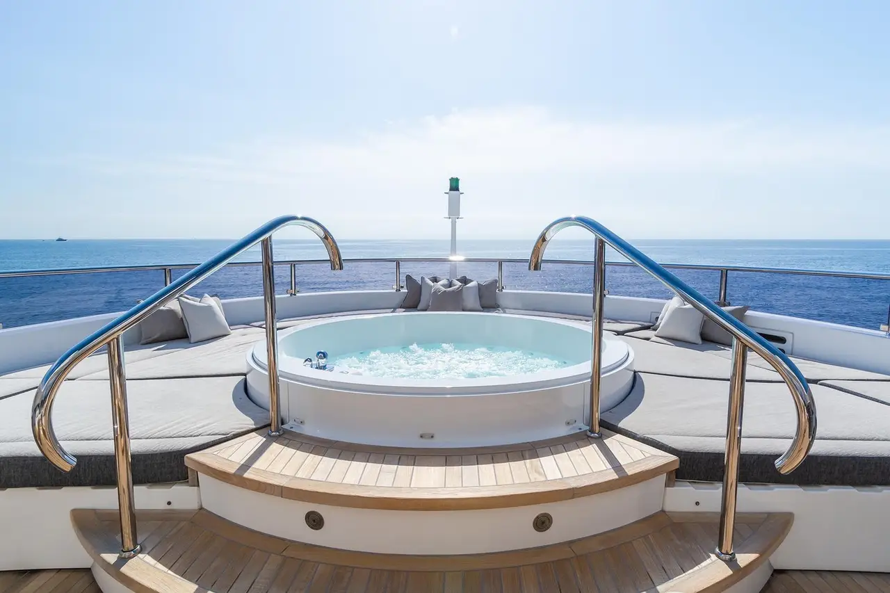 Thumper, exterior — Barcelona Yacht Rental, Barcelona. 40 metros de velocidad rumbo a Sitges
