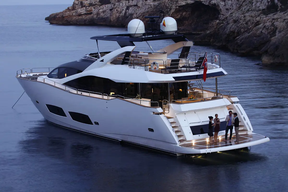 Sunseeker 28, exterior — Barcelona Yacht Rental, Barcelona. Rumbo a Sitges con la bahía abierta por delante