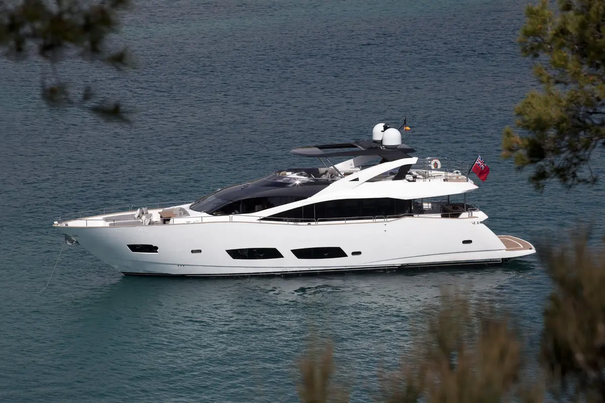 Sunseeker 28, cubierta principal — Barcelona Yacht Rental, Barcelona. Rumbo a Sitges con la bahía abierta por delante