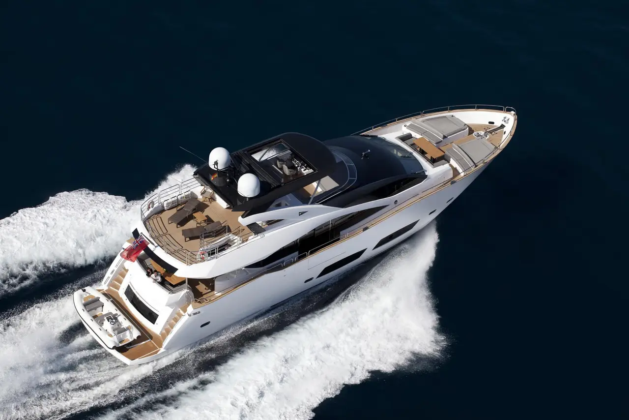 Sunseeker 28, cubierta de popa — Barcelona Yacht Rental, Barcelona. Rumbo a Sitges con la bahía abierta por delante