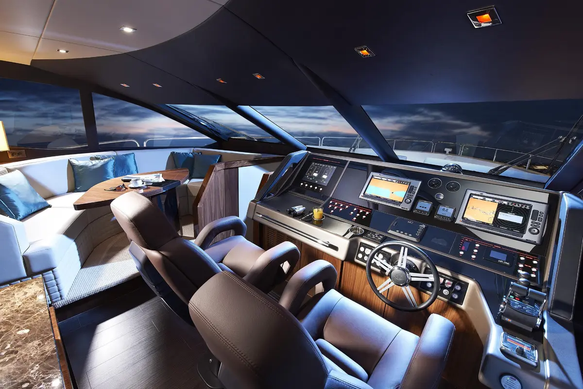 Sunseeker 28, salón — Barcelona Yacht Rental, Barcelona. Rumbo a Sitges con la bahía abierta por delante