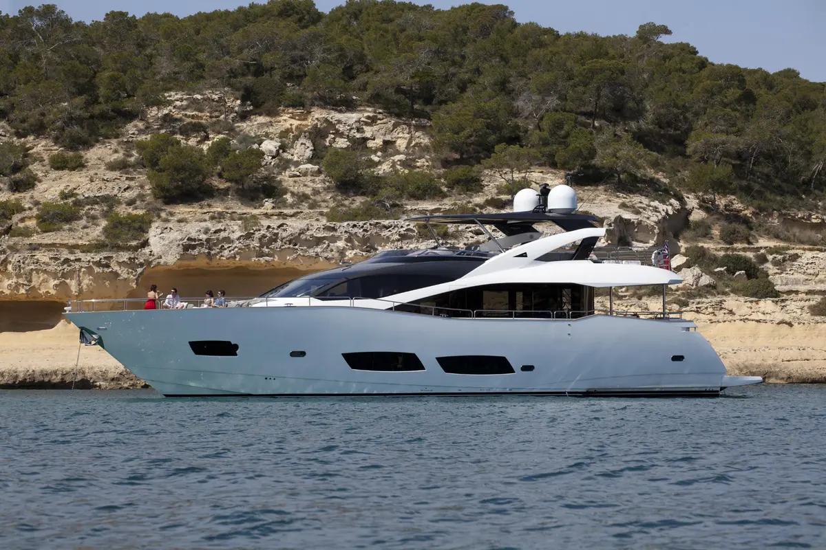 Sunseeker 28, camarote principal — Barcelona Yacht Rental, Barcelona. Rumbo a Sitges con la bahía abierta por delante