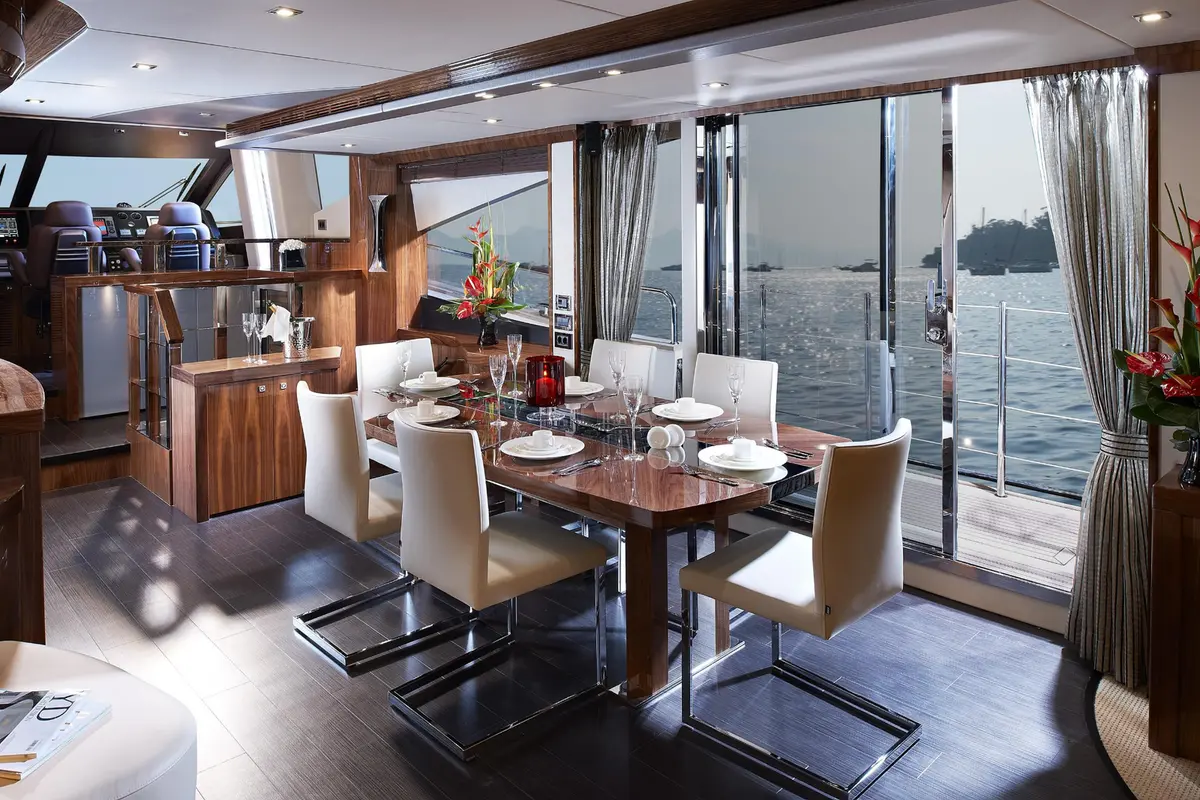 Sunseeker 28, flybridge — Barcelona Yacht Rental, Barcelona. Rumbo a Sitges con la bahía abierta por delante