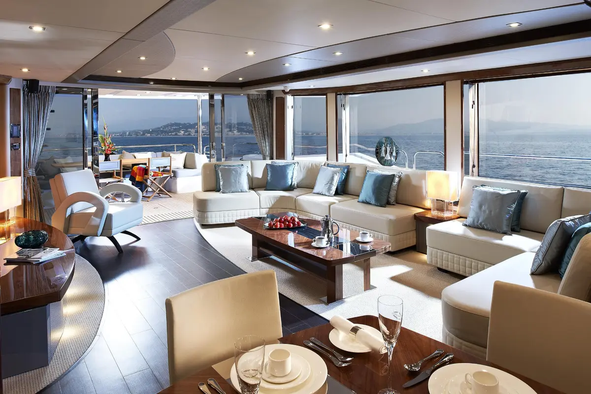 Sunseeker 28, exterior — Barcelona Yacht Rental, Barcelona. Rumbo a Sitges con la bahía abierta por delante