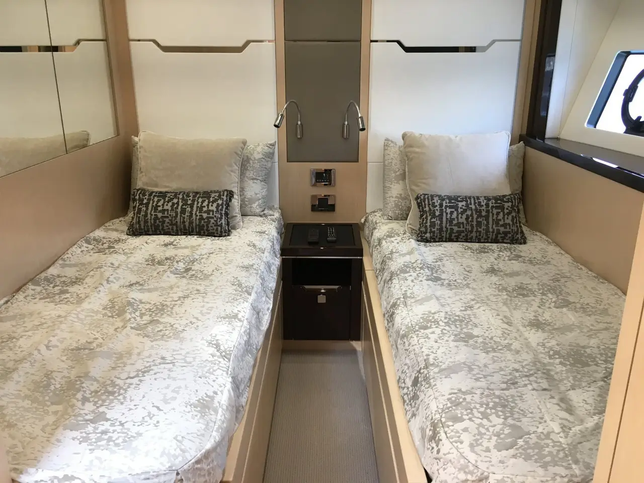 Sunseeker 68, exterior — Barcelona Yacht Rental, Barcelona. Rumbo a Sitges con el mar en calma