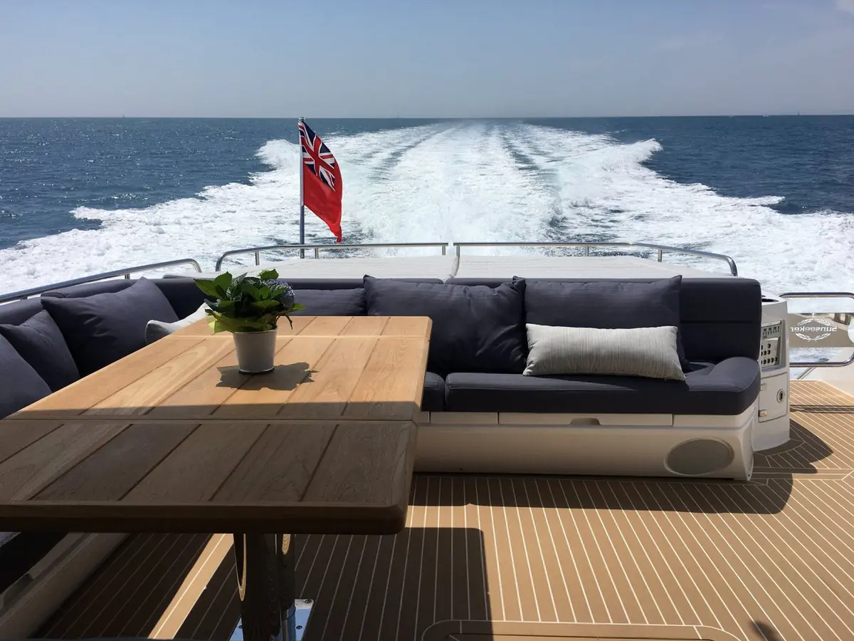 Sunseeker 68, cubierta de popa — Barcelona Yacht Rental, Barcelona. Rumbo a Sitges con el mar en calma
