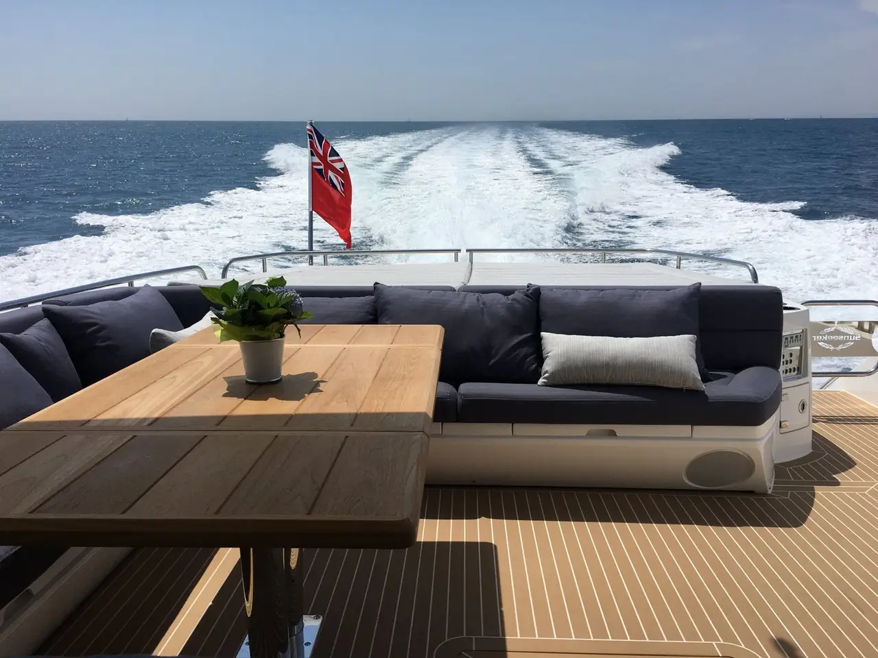 Sunseeker 68, cubierta de popa — Barcelona Yacht Rental, Barcelona. Rumbo a Sitges con el mar en calma