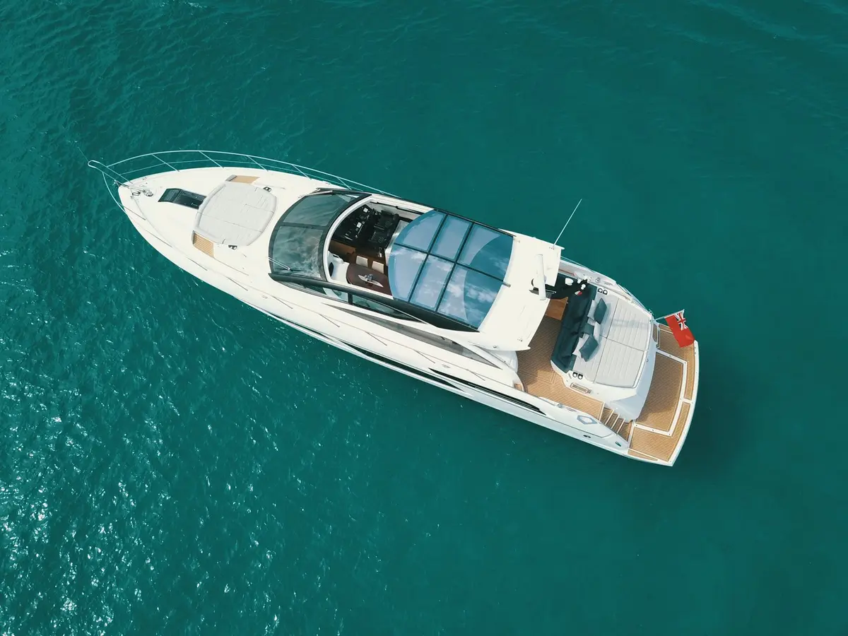 Sunseeker 68, salón — Barcelona Yacht Rental, Barcelona. Rumbo a Sitges con el mar en calma