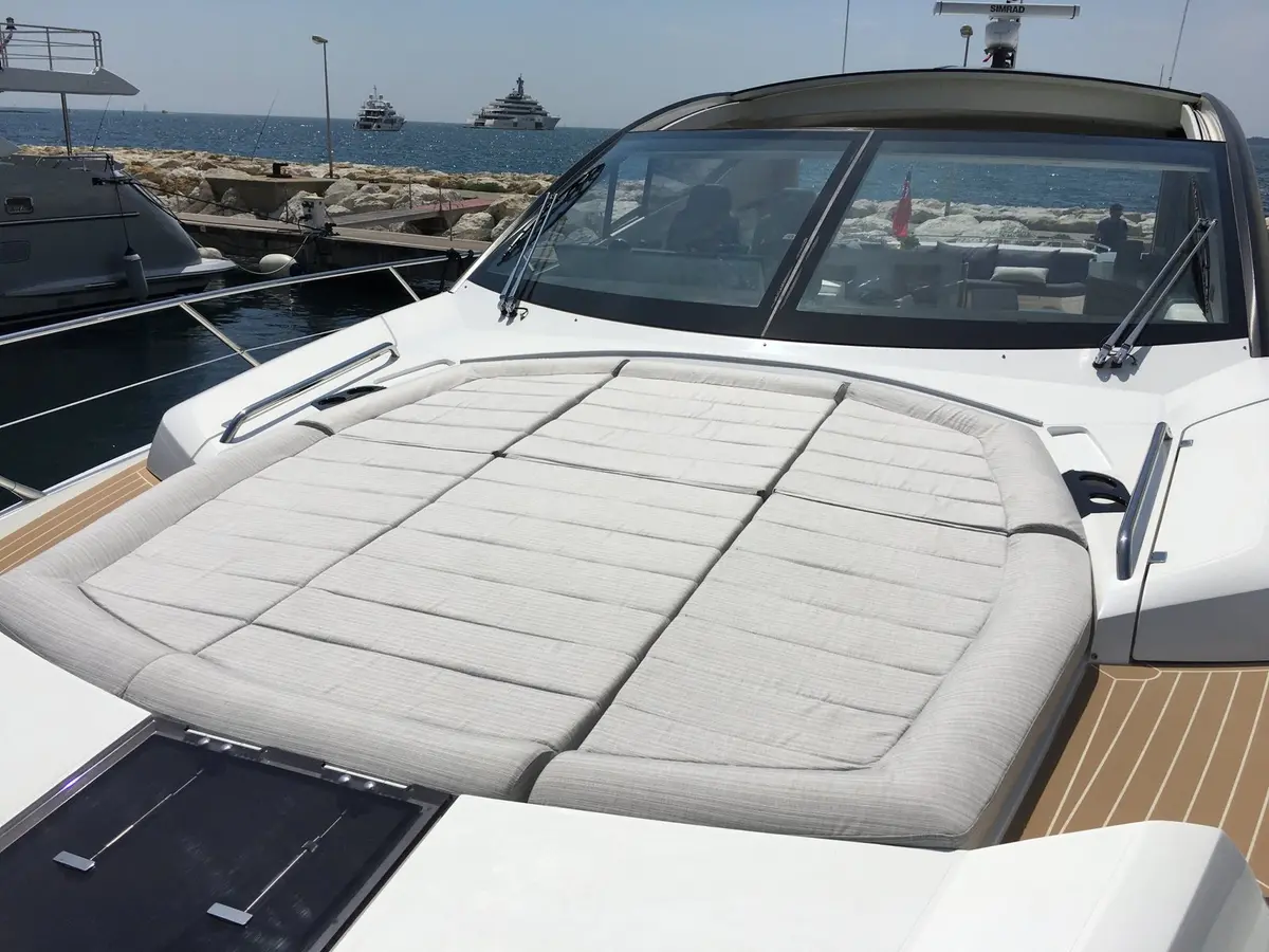 Sunseeker 68, camarote principal — Barcelona Yacht Rental, Barcelona. Rumbo a Sitges con el mar en calma