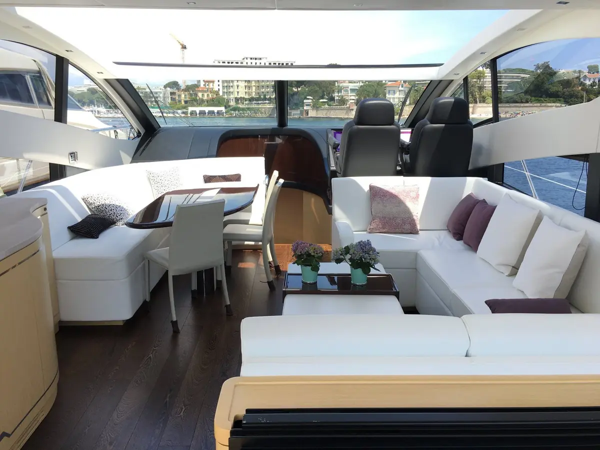 Sunseeker 68, flybridge — Barcelona Yacht Rental, Barcelona. Rumbo a Sitges con el mar en calma
