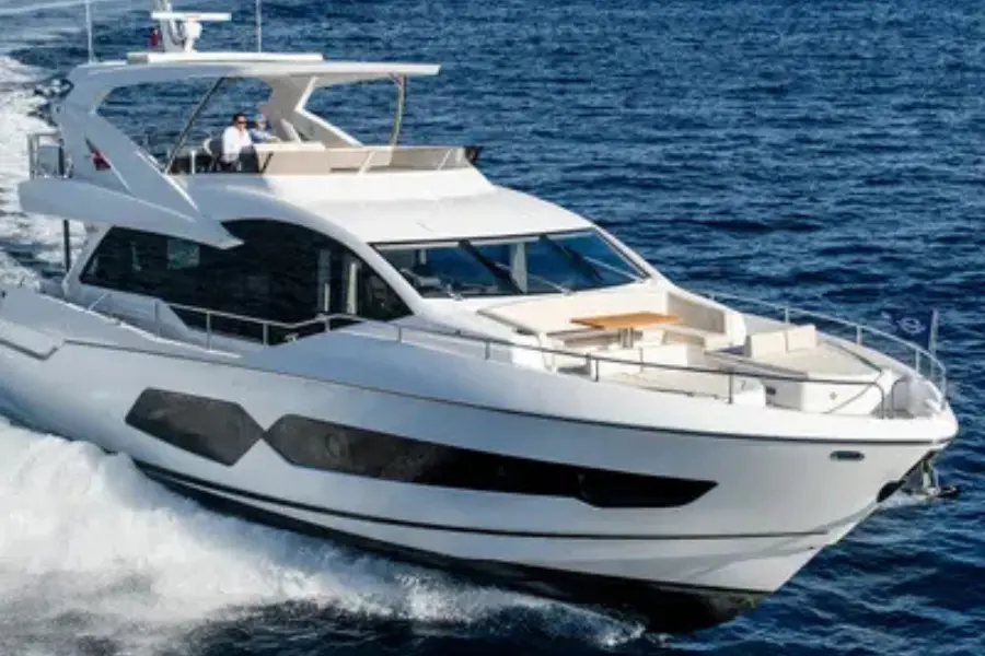 Sunseeker 76, exterior — Barcelona Yacht Rental, Barcelona. Rumbo a Sitges con baño y sobremesa al sol