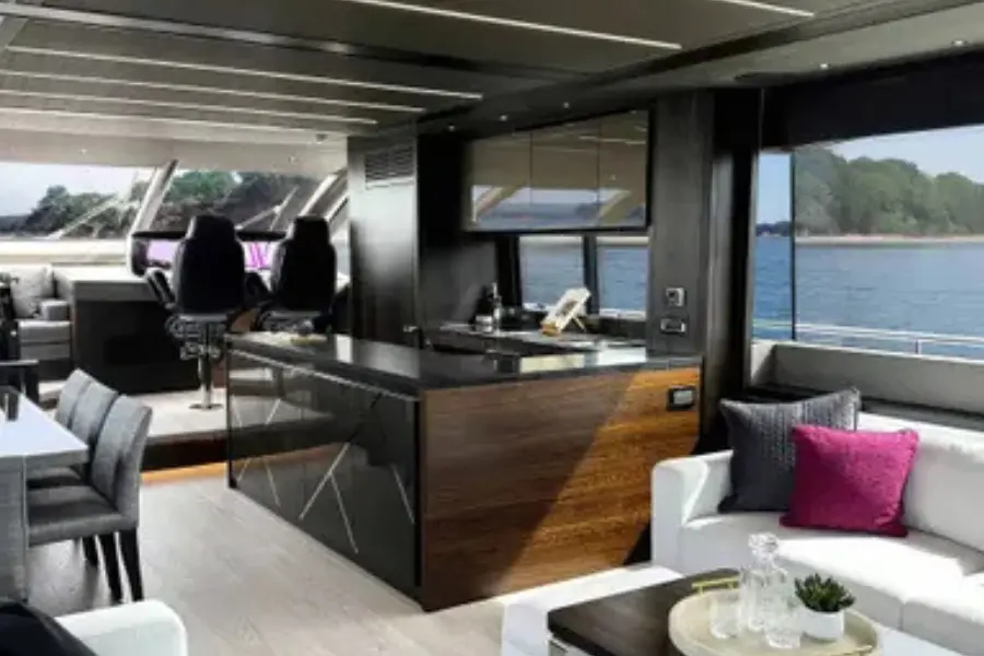Sunseeker 76, cubierta principal — Barcelona Yacht Rental, Barcelona. Rumbo a Sitges con baño y sobremesa al sol