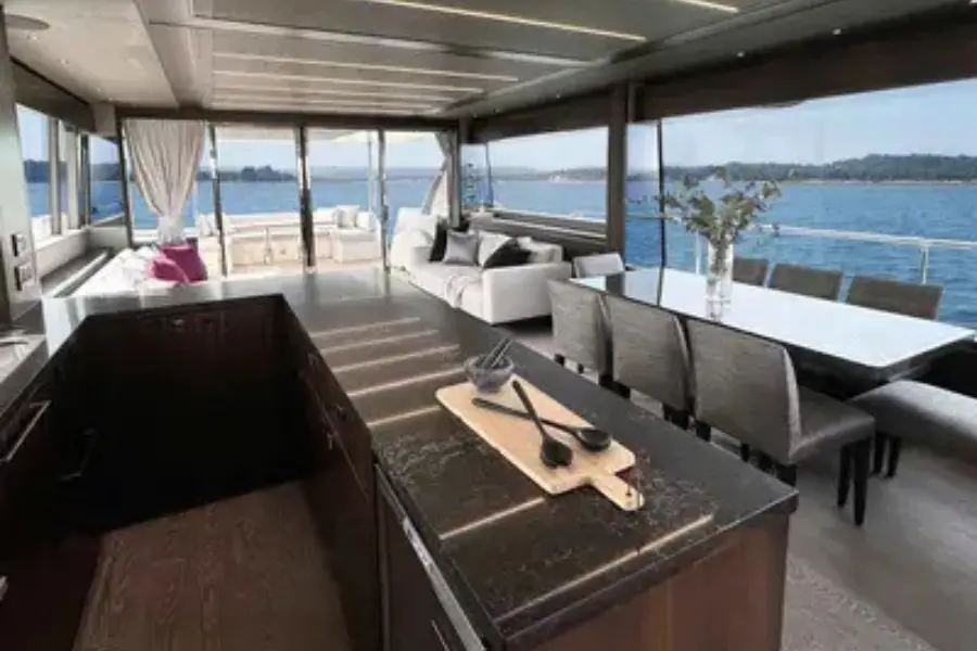 Sunseeker 76, cubierta de popa — Barcelona Yacht Rental, Barcelona. Rumbo a Sitges con baño y sobremesa al sol
