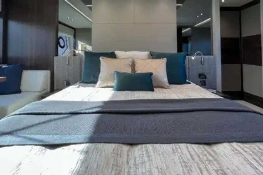 Sunseeker 76, salón — Barcelona Yacht Rental, Barcelona. Rumbo a Sitges con baño y sobremesa al sol