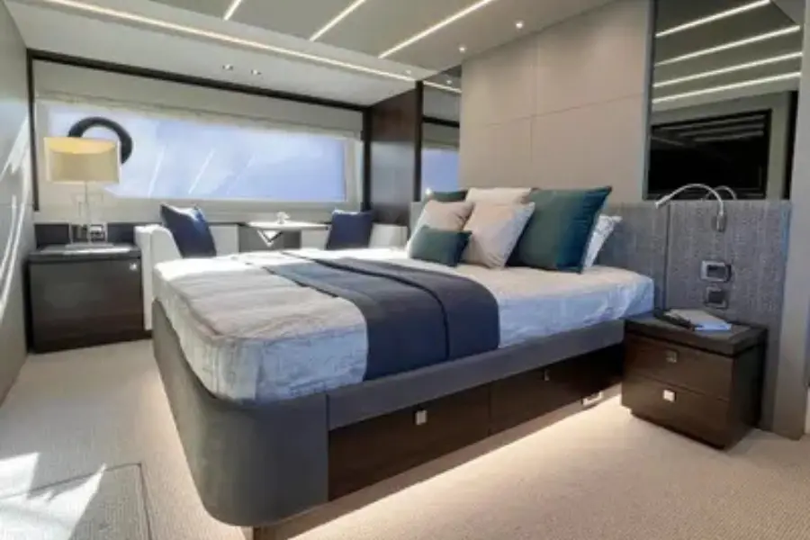 Sunseeker 76, camarote principal — Barcelona Yacht Rental, Barcelona. Rumbo a Sitges con baño y sobremesa al sol