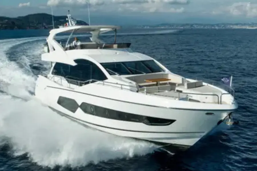 Sunseeker 76, flybridge — Barcelona Yacht Rental, Barcelona. Rumbo a Sitges con baño y sobremesa al sol