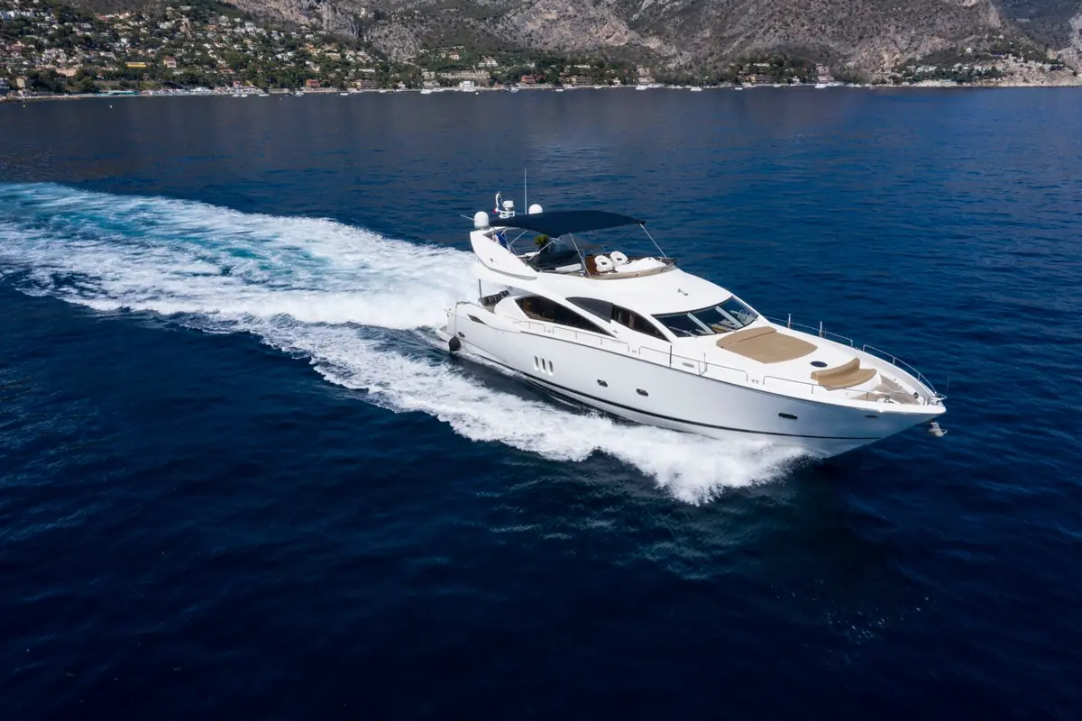 Sunseeker 82, cubierta principal — Barcelona Yacht Rental, Barcelona. Rumbo a Sitges con la brisa de tarde en cubierta