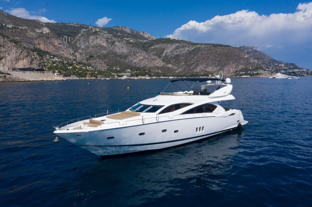 Sunseeker 82, cubierta de popa — Barcelona Yacht Rental, Barcelona. Rumbo a Sitges con la brisa de tarde en cubierta
