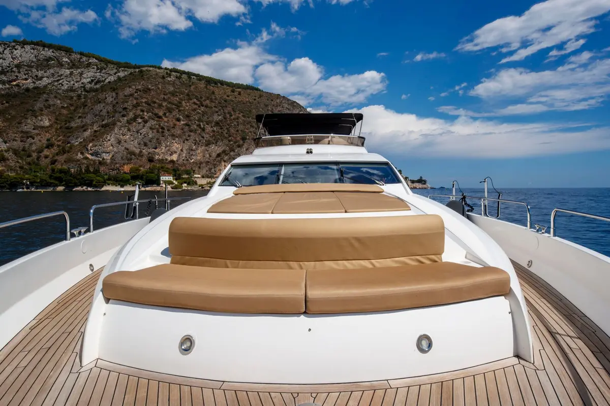 Sunseeker 82, salón — Barcelona Yacht Rental, Barcelona. Rumbo a Sitges con la brisa de tarde en cubierta