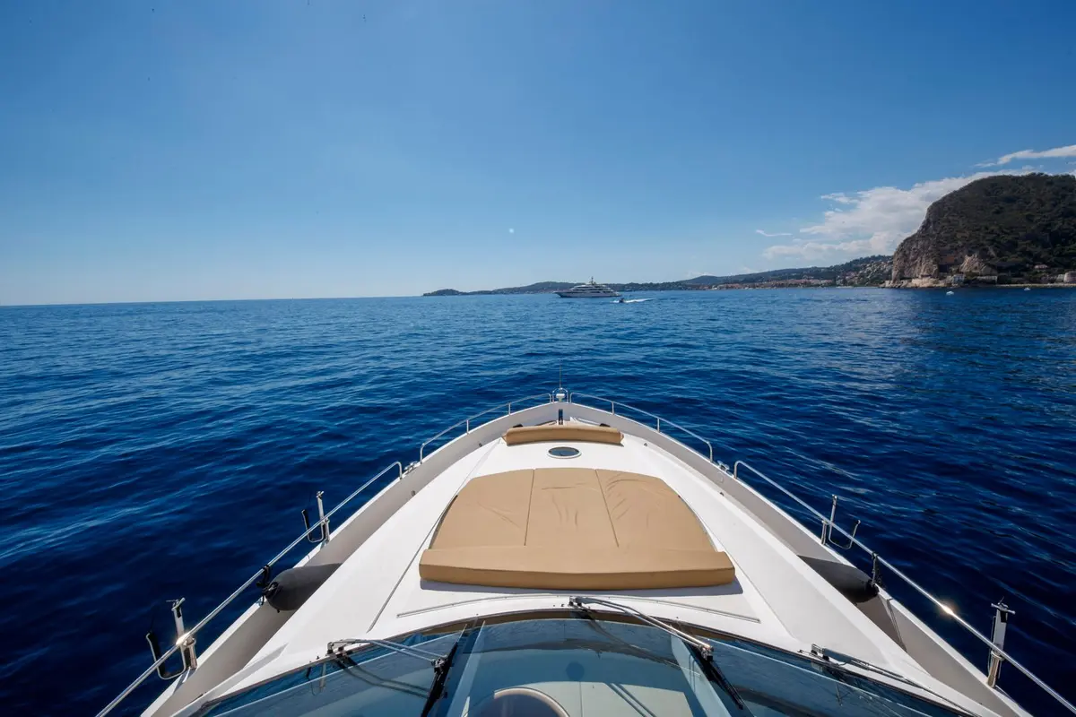 Sunseeker 82, camarote principal — Barcelona Yacht Rental, Barcelona. Rumbo a Sitges con la brisa de tarde en cubierta