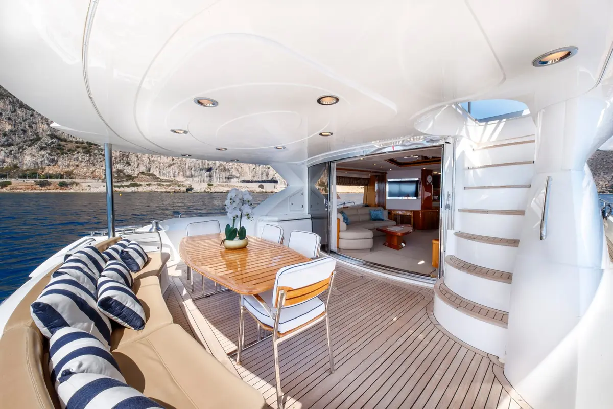 Sunseeker 82, flybridge — Barcelona Yacht Rental, Barcelona. Rumbo a Sitges con la brisa de tarde en cubierta