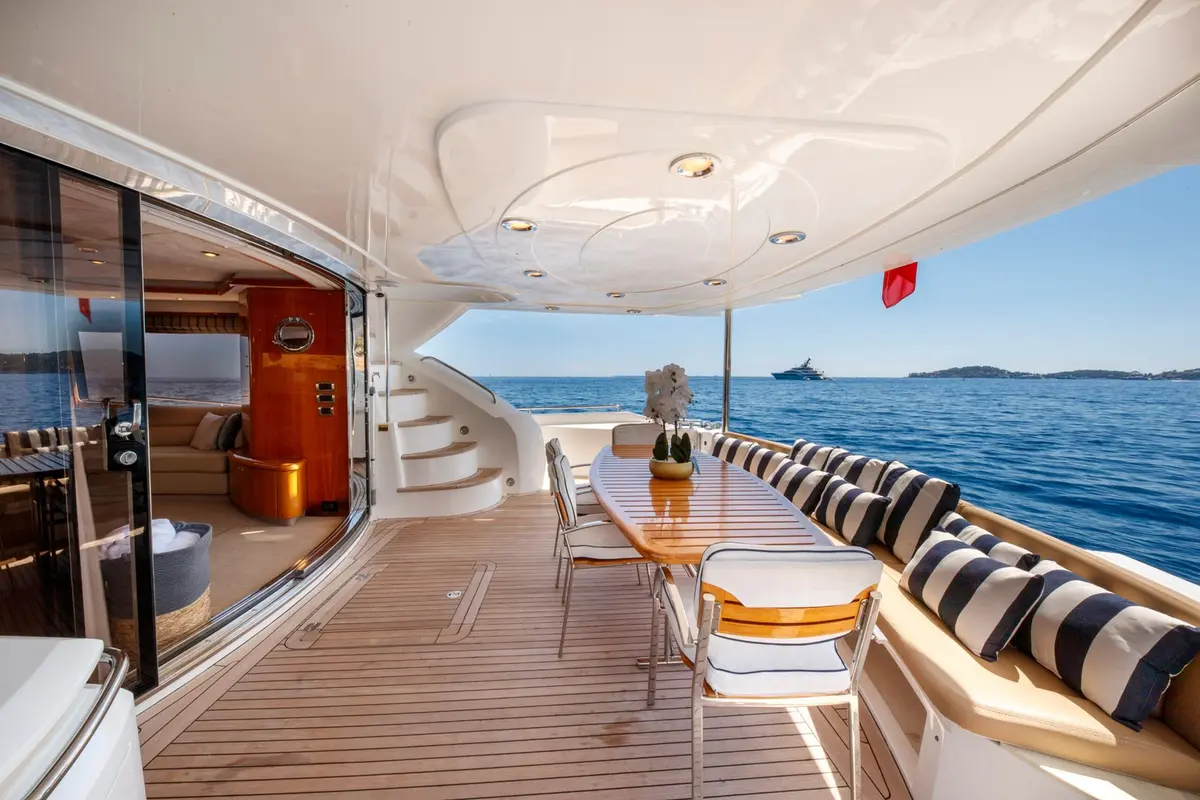 Sunseeker 82, exterior — Barcelona Yacht Rental, Barcelona. Rumbo a Sitges con la brisa de tarde en cubierta