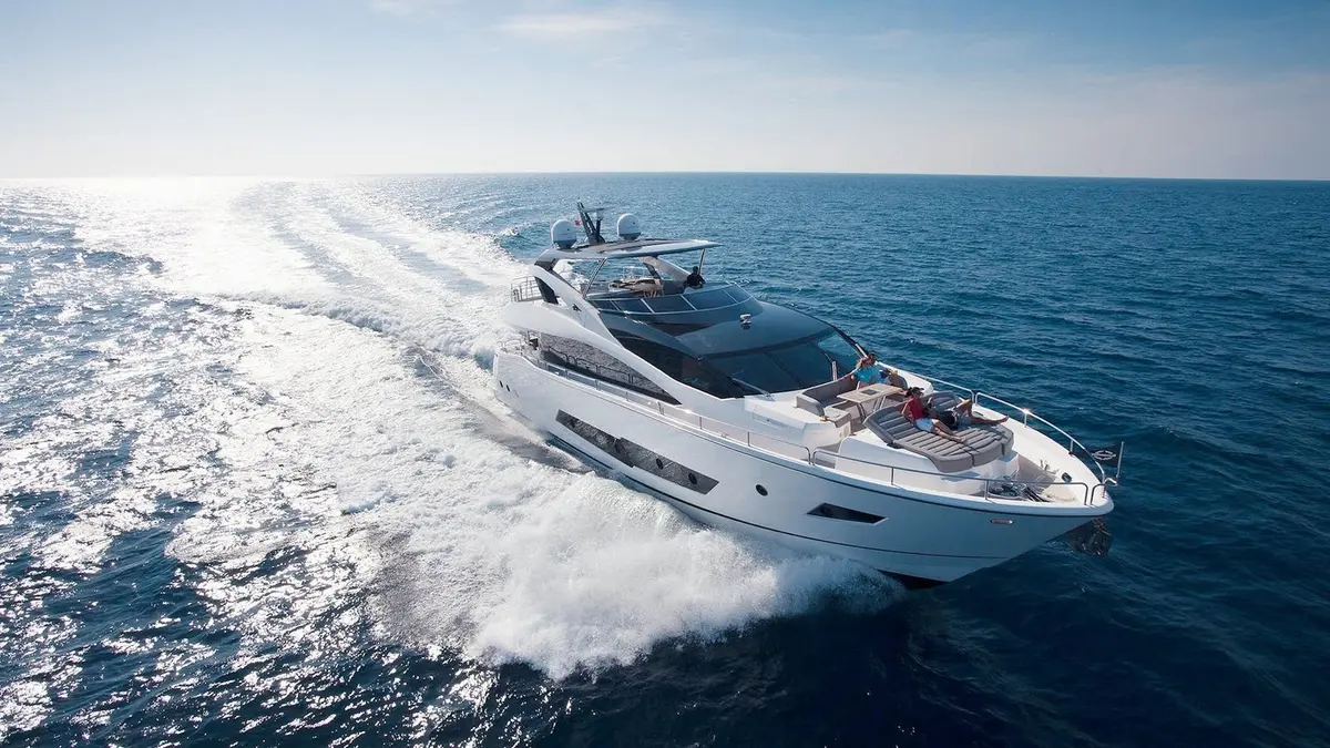 Sunseeker 86, exterior — Barcelona Yacht Rental, Barcelona. Velocidad y flybridge abierto rumbo a Sitges al atardecer