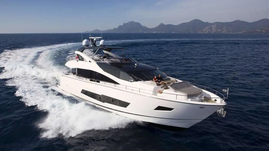 Sunseeker 86, cubierta principal — Barcelona Yacht Rental, Barcelona. Velocidad y flybridge abierto rumbo a Sitges al atardecer