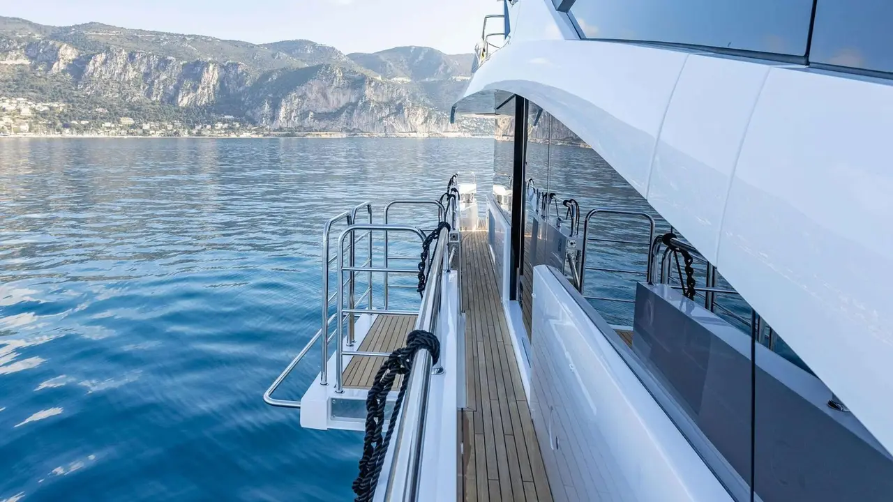 Sunseeker 86, cubierta de popa — Barcelona Yacht Rental, Barcelona. Velocidad y flybridge abierto rumbo a Sitges al atardecer