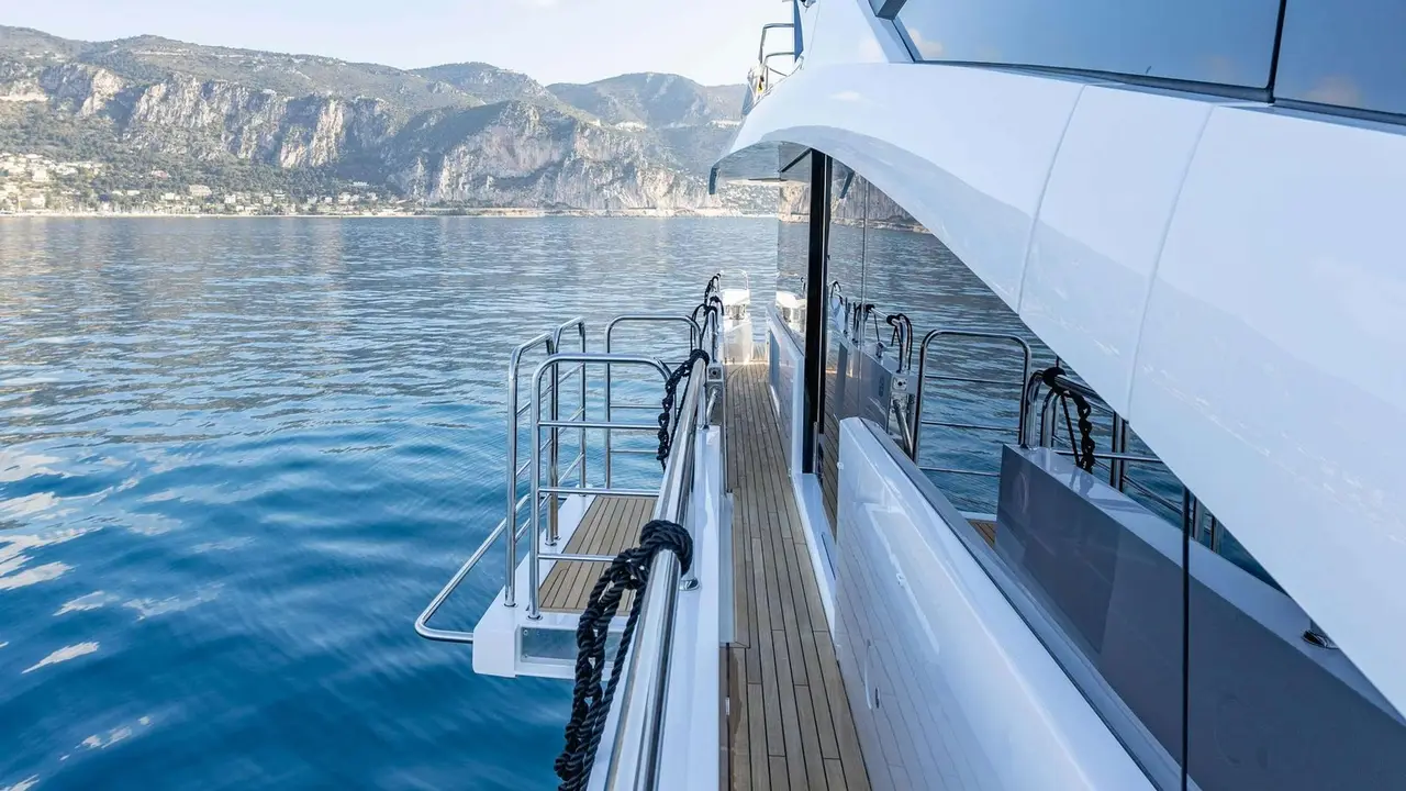 Sunseeker 86, salón — Barcelona Yacht Rental, Barcelona. Velocidad y flybridge abierto rumbo a Sitges al atardecer