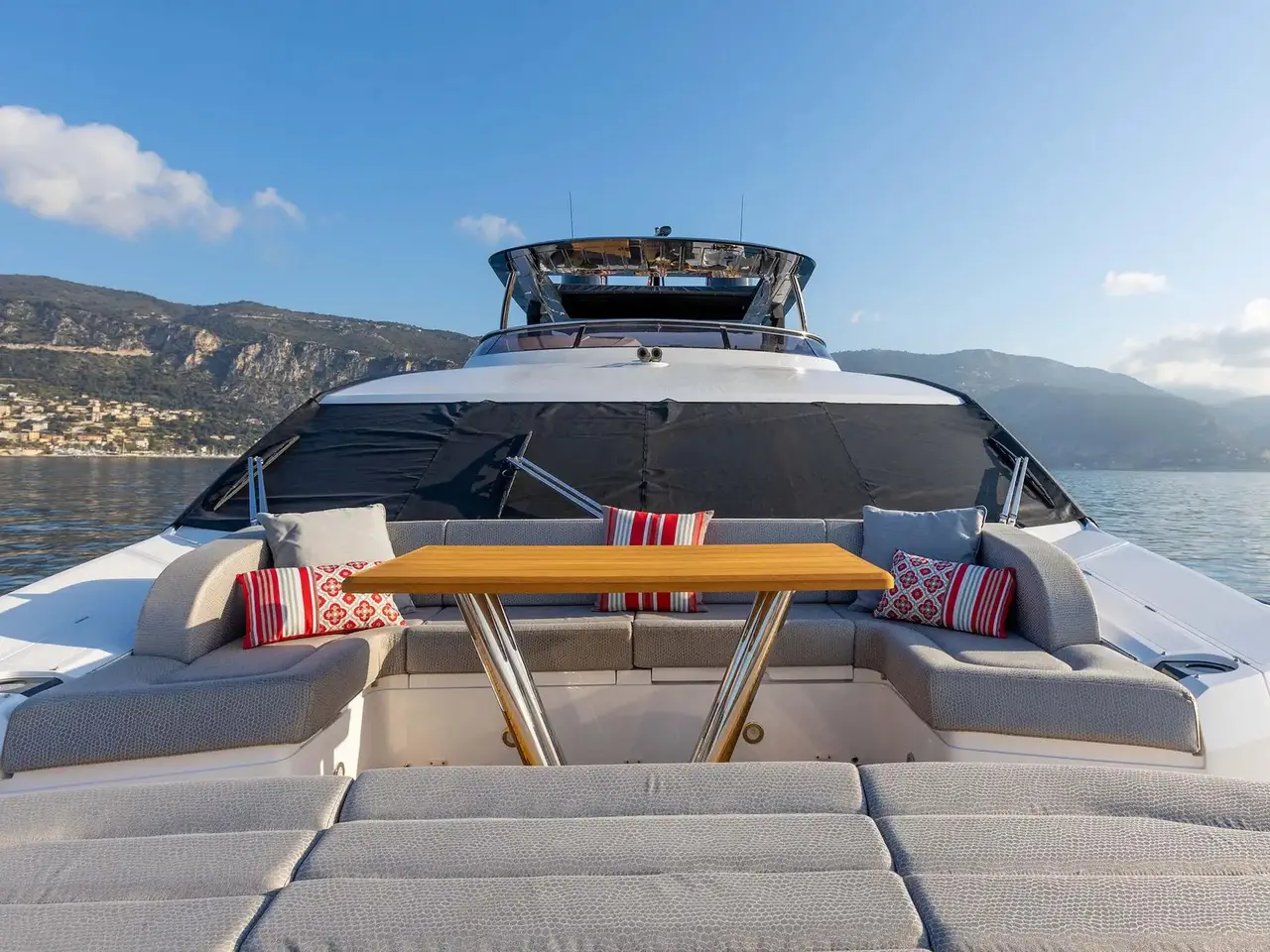 Sunseeker 86, camarote principal — Barcelona Yacht Rental, Barcelona. Velocidad y flybridge abierto rumbo a Sitges al atardecer