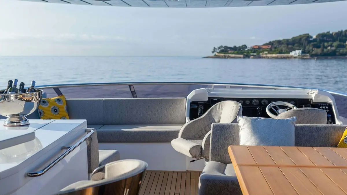 Sunseeker 86, flybridge — Barcelona Yacht Rental, Barcelona. Velocidad y flybridge abierto rumbo a Sitges al atardecer