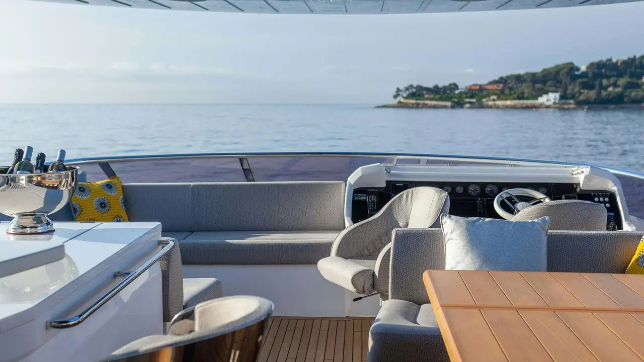 Sunseeker 86, exterior — Barcelona Yacht Rental, Barcelona. Velocidad y flybridge abierto rumbo a Sitges al atardecer