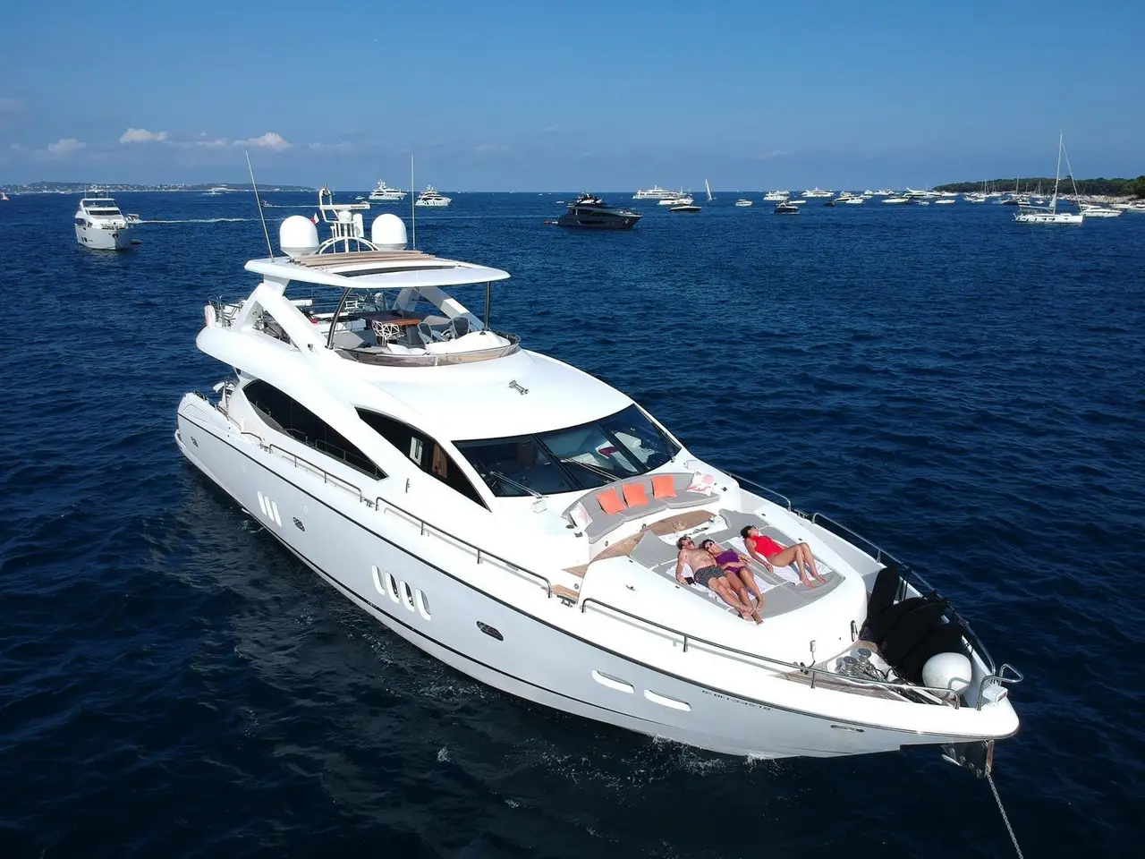 Sunseeker 88, exterior — Barcelona Yacht Rental, Barcelona. Velocidad de crucero rumbo a Sitges al mediodía