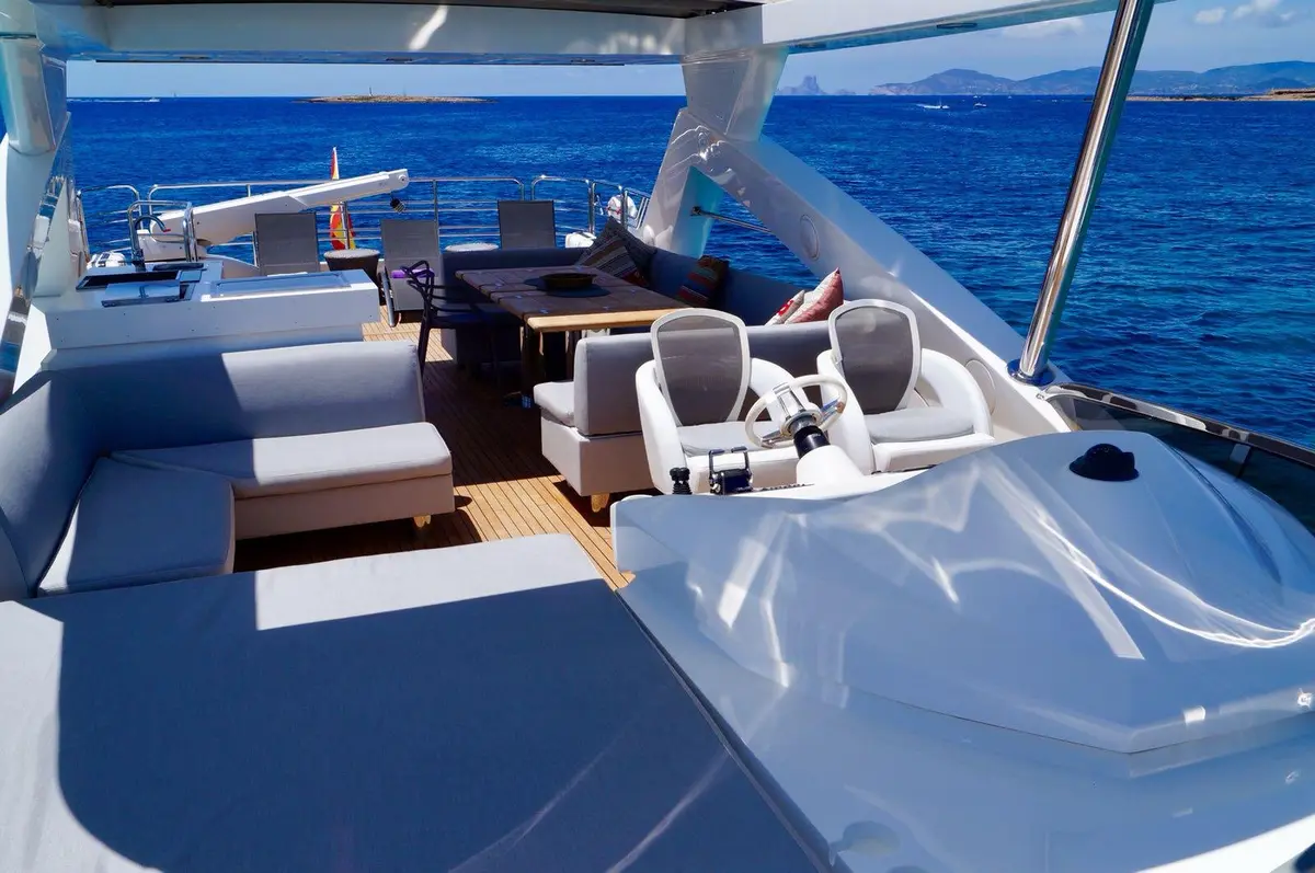 Sunseeker 88, cubierta de popa — Barcelona Yacht Rental, Barcelona. Velocidad de crucero rumbo a Sitges al mediodía