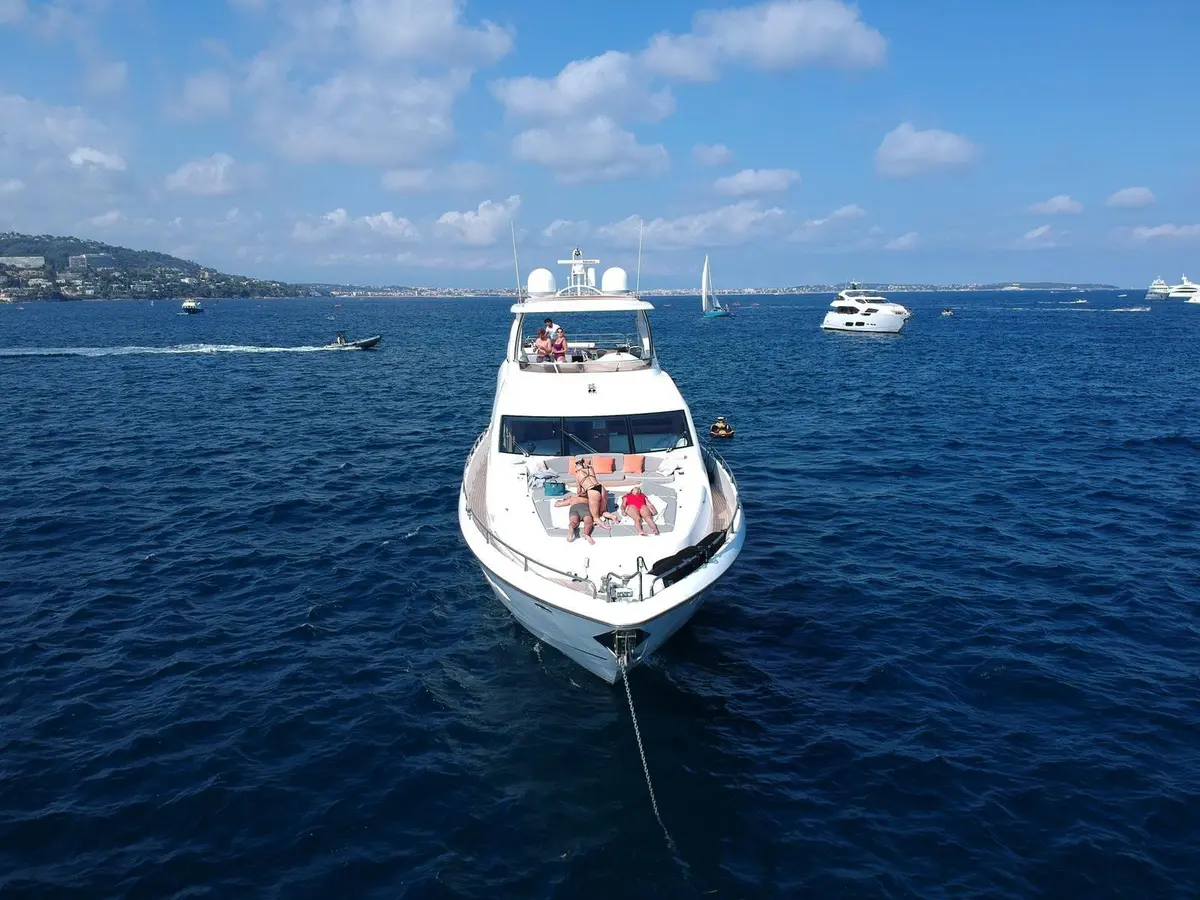 Sunseeker 88, salón — Barcelona Yacht Rental, Barcelona. Velocidad de crucero rumbo a Sitges al mediodía