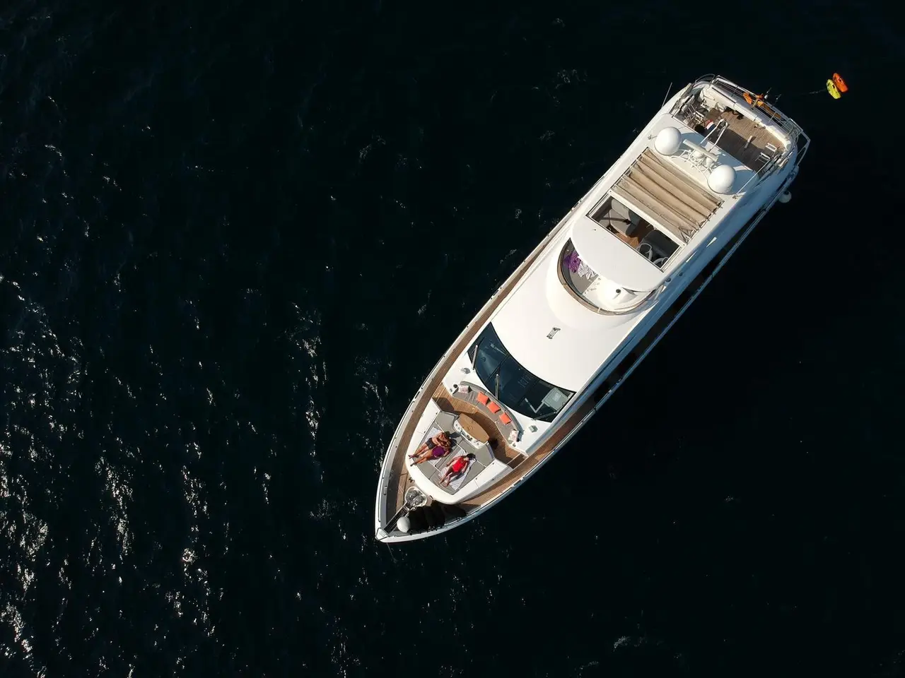 Sunseeker 88, camarote principal — Barcelona Yacht Rental, Barcelona. Velocidad de crucero rumbo a Sitges al mediodía