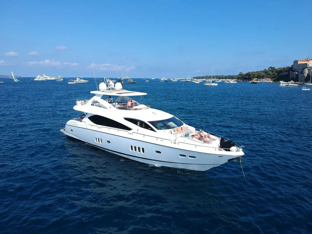 Sunseeker 88, flybridge — Barcelona Yacht Rental, Barcelona. Velocidad de crucero rumbo a Sitges al mediodía
