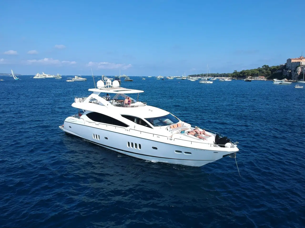 Sunseeker 88, flybridge — Barcelona Yacht Rental, Barcelona. Velocidad de crucero rumbo a Sitges al mediodía