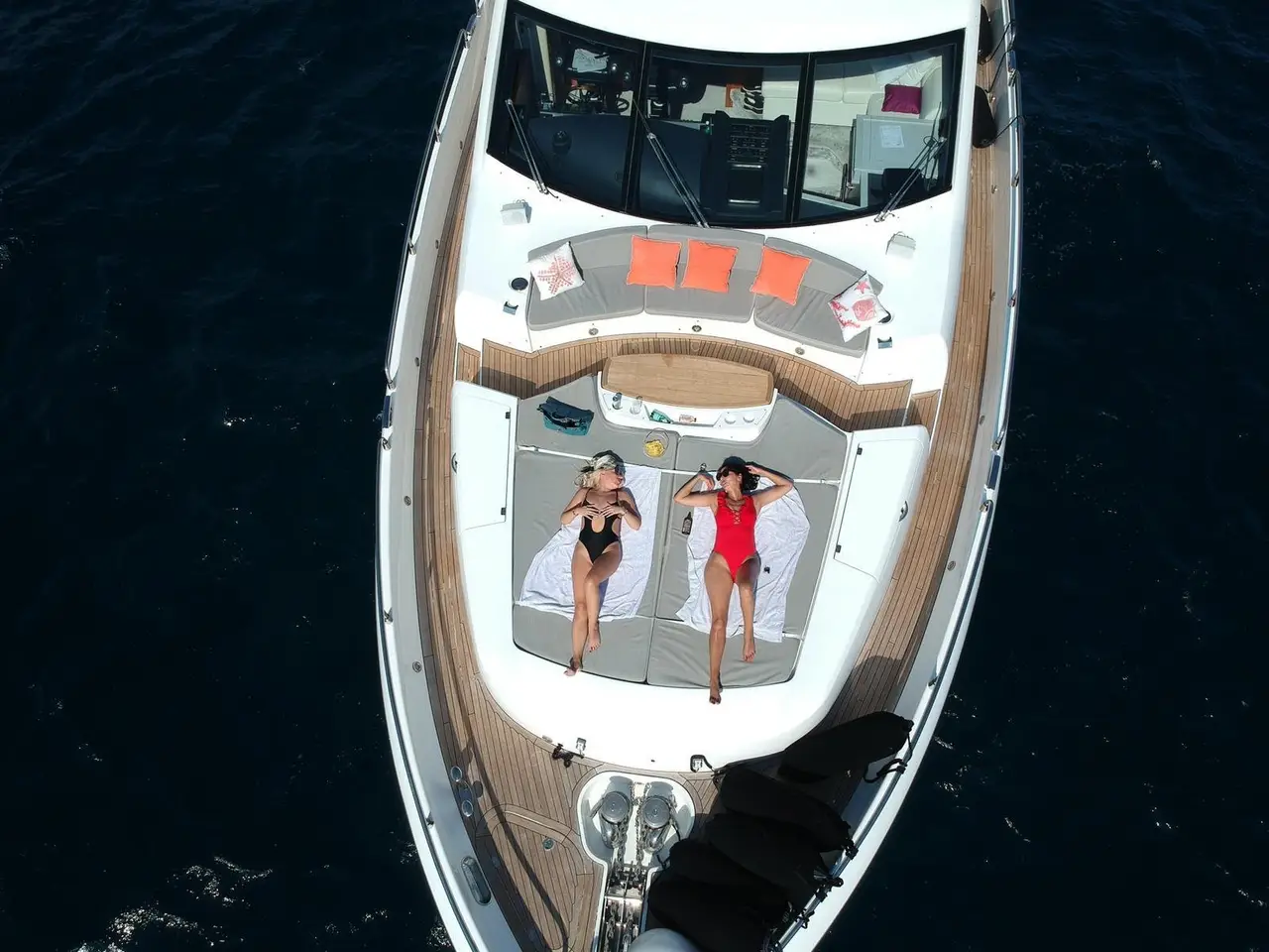 Sunseeker 88, exterior — Barcelona Yacht Rental, Barcelona. Velocidad de crucero rumbo a Sitges al mediodía